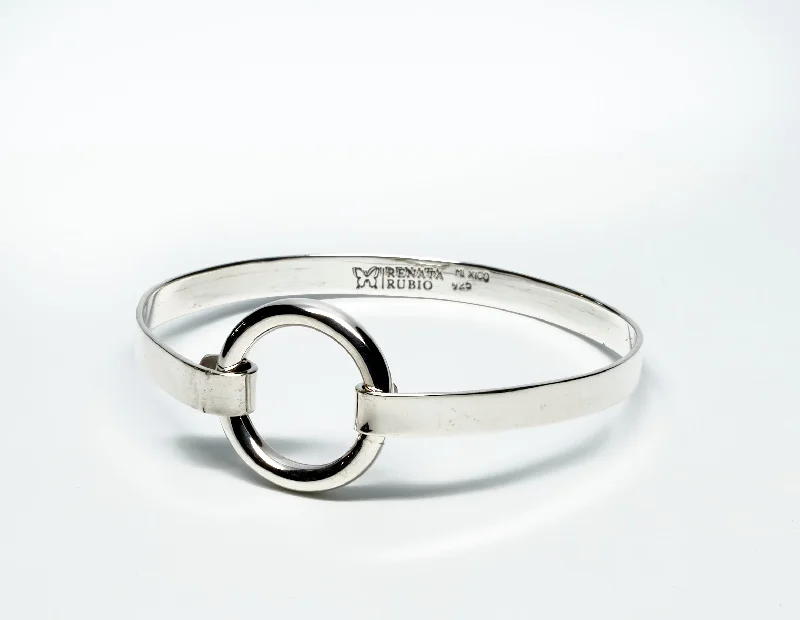 Women’s trendy bracelets-Silver Bangle with Circle Clasp