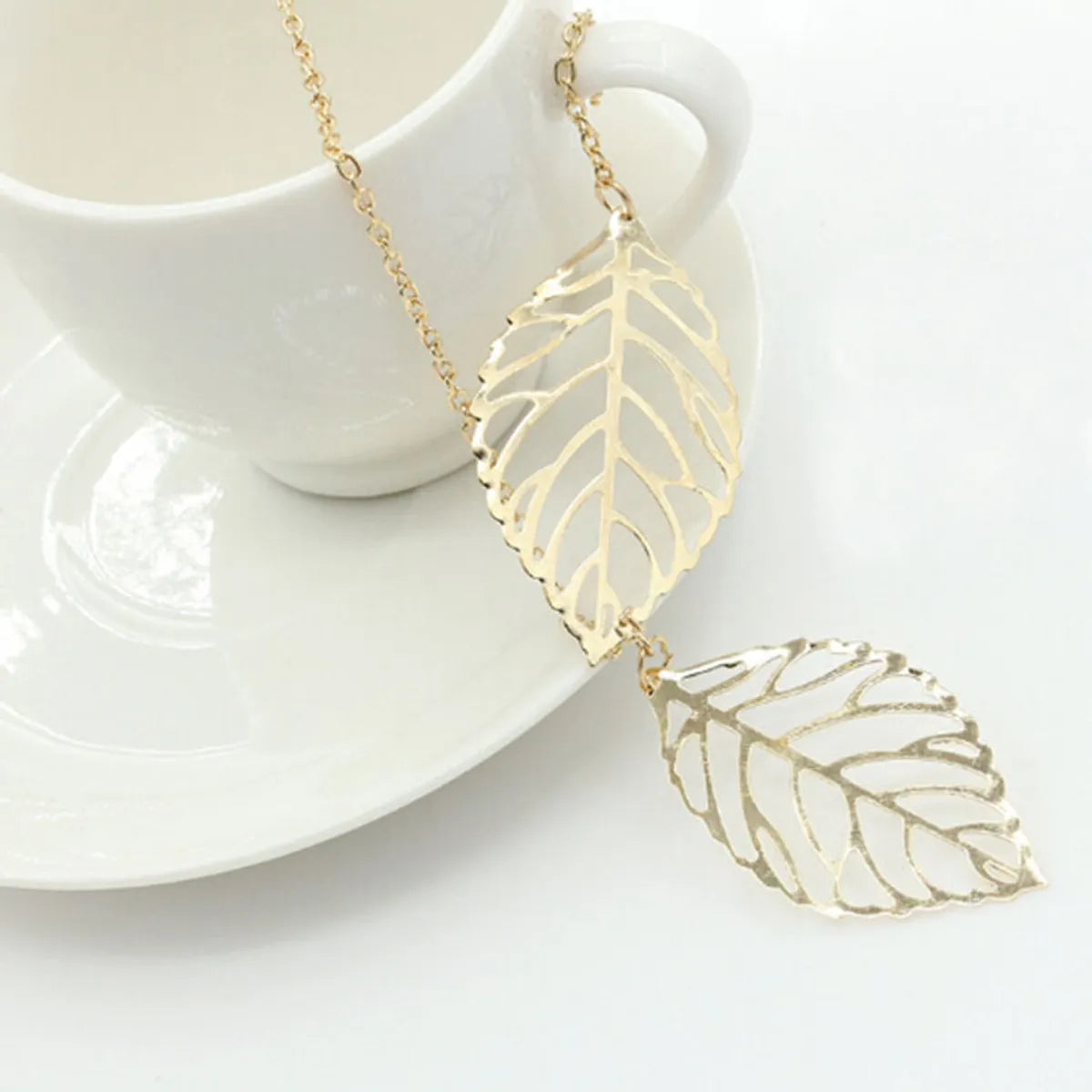 Women’s sapphire pendant necklaces-Retro Metal Hollow Leaf Necklace